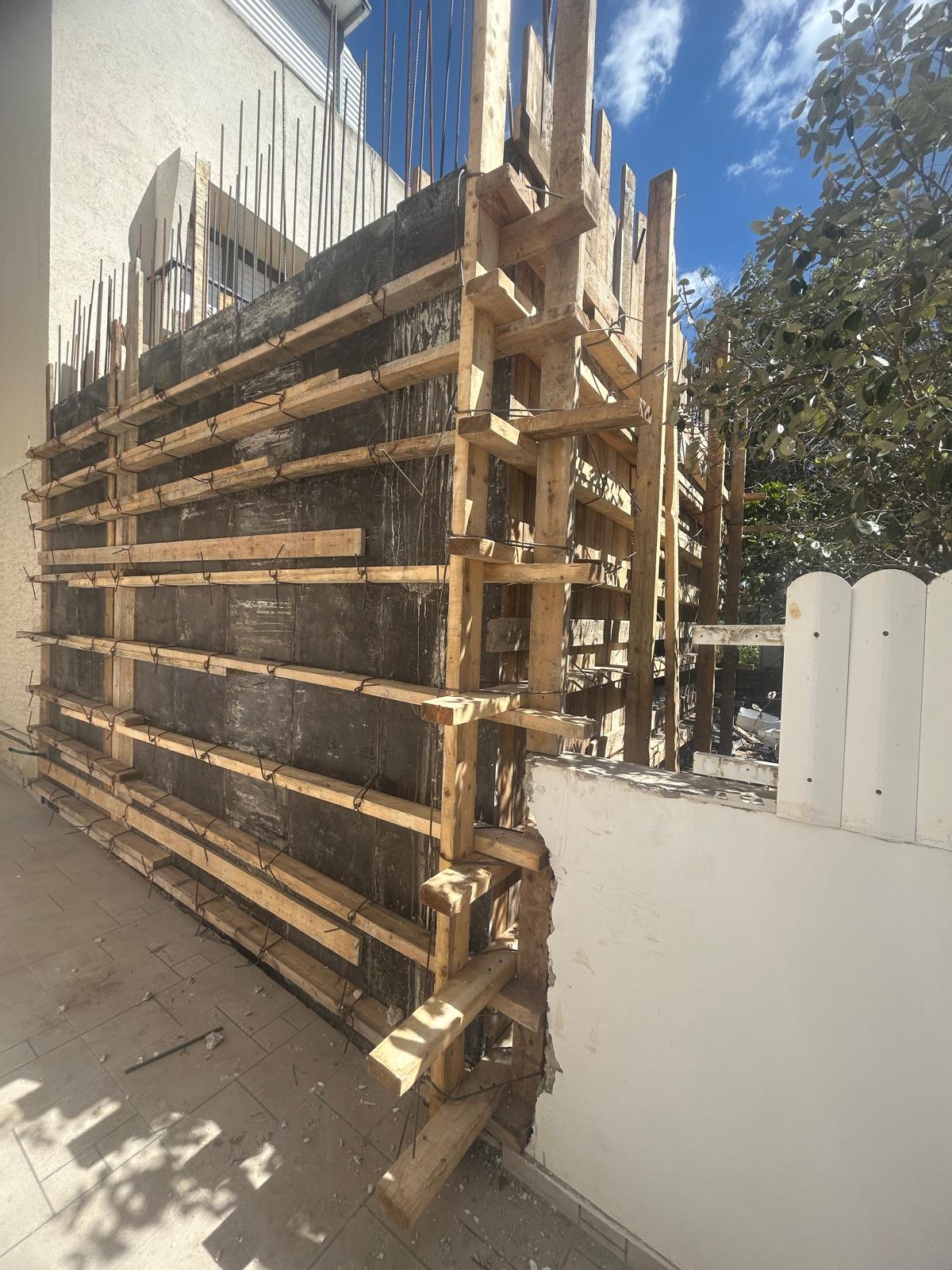 תבניות עץ ויציקת קיר בטון בעובי מלא